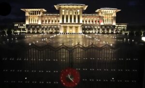 Seçimler sonrası AK Parti’nin gündeminde değişim konuşulmaya devam ediyor. Bu