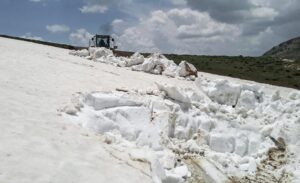 Ülke genelinde kavurucu sıcaklar etkili olurken, Van’ın yüksek rakımlı bölgelerinde