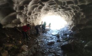 Bahçesaray ilçesine 11 kilometre uzaklıktaki Çatbayır Mahallesi ve ona bağlı