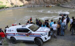 Hakkari’nin Sümbül Mahallesi’nde bulunan 150 metrelik dik kayalık üzerindeki seyir