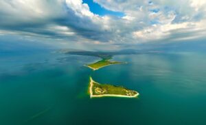 Van Gölü, halk arasında bilinen adıyla Van Denizi, Türkiye’nin doğusunda