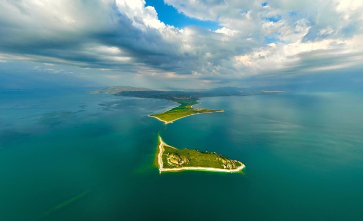 Van Gölü, halk arasında bilinen adıyla Van Denizi, Türkiye’nin doğusunda