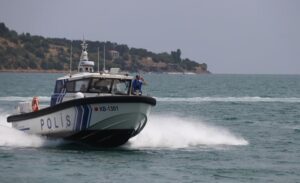 Van Gölü’nde göçmen, akaryakıt ve silah kaçakçılığının geçit vermeyen deniz