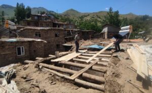 Kış mevsiminin ağır geçtiği Doğu Anadolu Bölgesi’nde toprak damlı evlerin