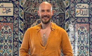 Temizlik yaptığı videolarla milyonlarca takipçiye ulaşan ‘Fosur fosur’ fenomen Cem Özkök, bir