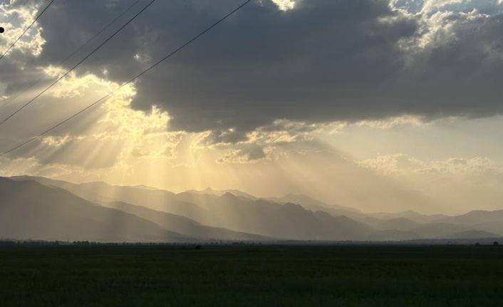 Yüksekova ilçesinde sabah saatlerinde başlayan rüzgar ve toz bulutu hayatı