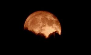 Akşam saatlerinde net olarak görülen dolunay güzelliğiyle mest ederken, Hakkari