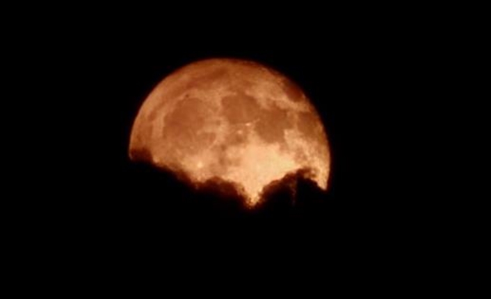 Akşam saatlerinde net olarak görülen dolunay güzelliğiyle mest ederken, Hakkari