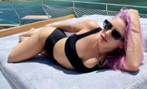 Sevilen şarkıları ve sempatik tavırları ile geniş bir hayran kitlesine