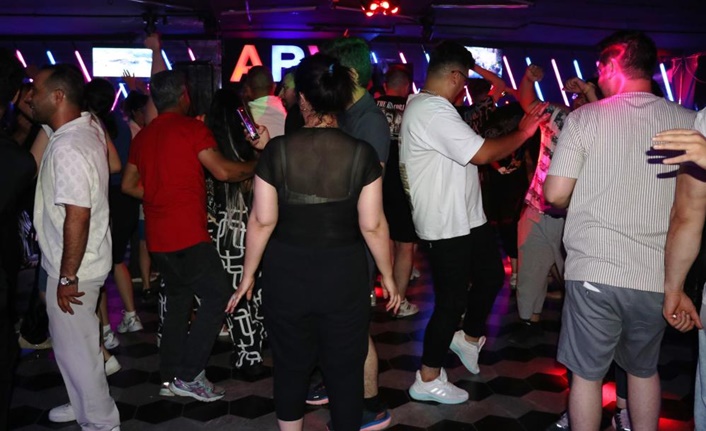 Van’a akın etti. Gün boyunca cadde ve sokaklarda alışveriş yapan