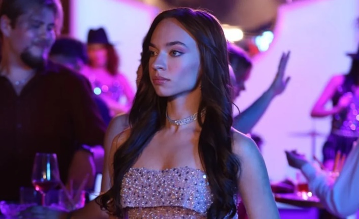 Aslen İzmirli olan Eylül Tumbar, ilk olarak “Biz Kimden Kaçıyorduk