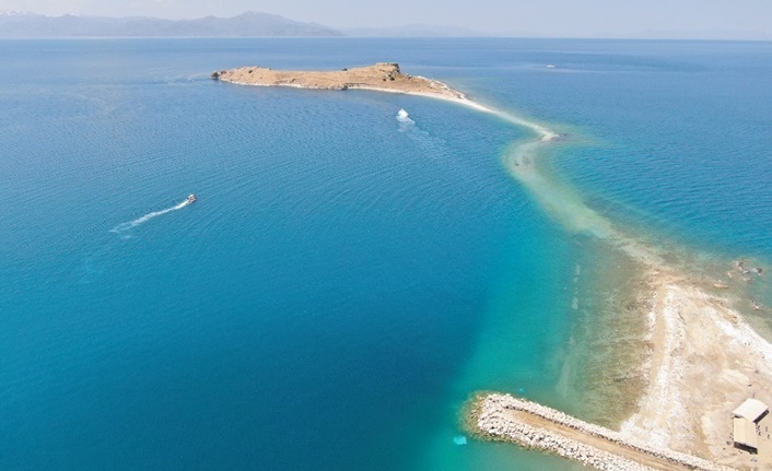 Van’ın Tuşba ilçesi sınırları içerisinde bulunan Çarparak Adası yakınına 20