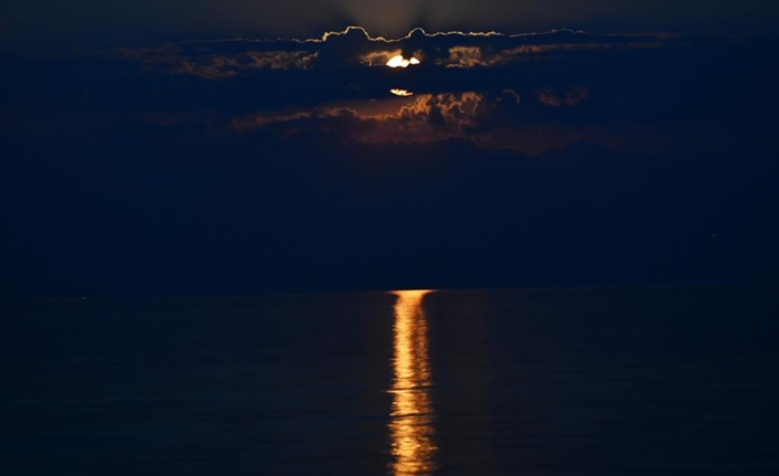 Van Gölü’nde kızıl rengiyle dolunayın güzelliğini gören fotoğrafçılar makineleriyle çekimler