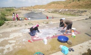 Muş’ta yaz sıcakları kendini iyice hissettirdi. Kadınlar, sodalı suda halı