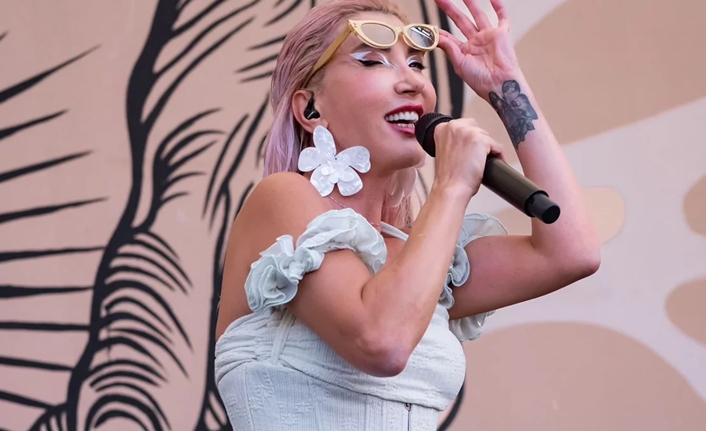 Hande Yener’den ‘yaşlılık’ açıklaması: Durdurdum Yazı konser maratonuyla geçiren ünlü şarkıcı Hande Yener, önceki gün yine Bodrum’daydı.