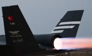 Türk mühendisleri tarafından geliştirilen insansız hava aracı Bayraktar Kızılelma, Türkiye’ye