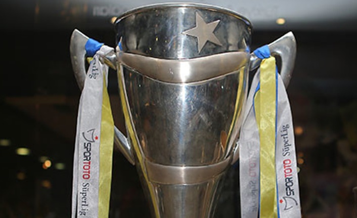 Süper Lig’in iki dev kulübü Fenerbahçe ve Trabzonspor’un 2010-2011 şampiyonu tartışması devam