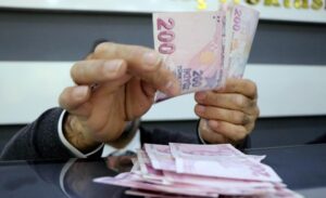 Emekli ve memurların maaşları 6 ayda bir olmak üzere yılda
