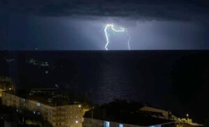Meteorolojinin uyarısı sonrası Bitlis’in Ahlat ilçesinde akşam saatlerinde gök gürültülü