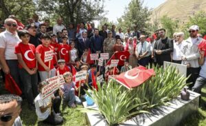 Van’ın Bahçesaray ilçesinde kışlık ihtiyaçlarını karşılamak, koyunlarını otlatmak amacıyla yaylaya