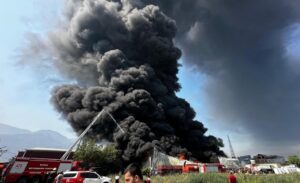 Bursa’da geri dönüşüm fabrikasında başlayan yangın, çevredeki 4 fabrikaya da