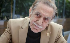 Oyuncu Aydemir Akbaş, hastaneye kaldırıldı. Evinde baygın bulunan ünlü oyuncunun