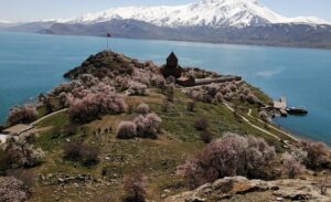 Türkiye’nin en büyük gölü olan Van Gölü’nde yer alan ve