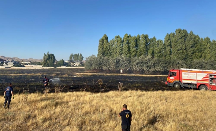 Yangın, Van Gölü Sahil Yolu üzerinde bulunan boş bir arazide