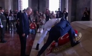 Büyük Zafer’in 101’inci yılı kutlamaları kapsamında, ilk tören Anıtkabir’de düzenlendi.