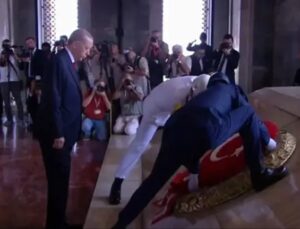 Devlet erkanı Ata’nın huzurunda! Ziyarete Erdoğan’ın mesajı damga vurdu