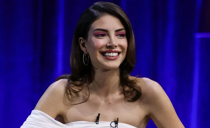 ‘Kaçak Gelinler’ dizisinde canlandırdığı ‘Kainat’ karakteri ile ünlenen, Kolpa grubunun