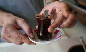 Türkiye’de vatandaşlar ve gurmeler, yıllardır süregelen “menemenin soğanlı mı olur