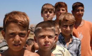 Van Gölü’nün kıyısında yaşayan çocuklar yaz tatili boyunca serinlemek için