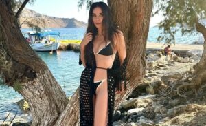 Deren ve Derin Talu’nun annesi Defne Samyeli, tatilini sürdürüyor. 1