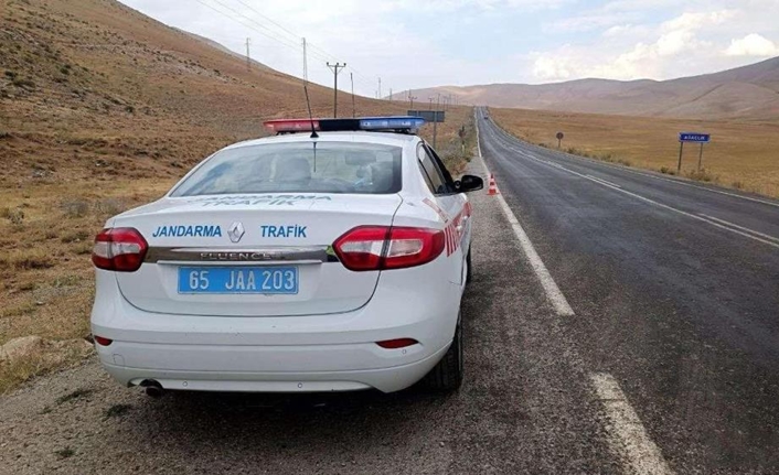 Van Valiliğinden yapılan açıklamada, “Van İl Jandarma Komutanlığı, yol kullanıcılarına