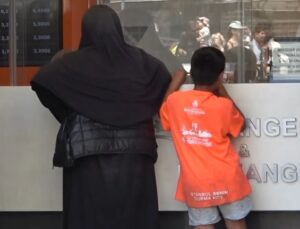 Dilenci kadın cebindeki dolarları TL’ye çevirdi