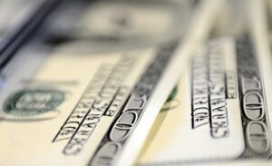 İstanbul Kapalıçarşı’da 33,5970 liradan alınan dolar 33,5990 liradan, 37,1100 liradan