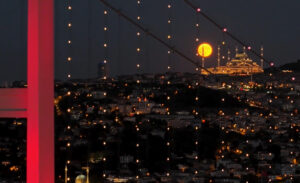 İstanbul semalarında akşam saatlerinde beliren dolunay görenleri mest etti. 15