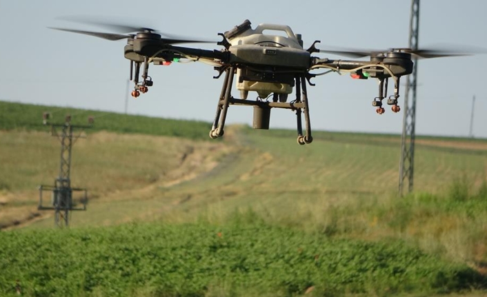 Tatvan ilçesine bağlı Sarıkum köyü çiftçileri, geleneksel yöntemlerle kıyaslandığında dronlar