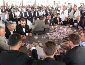 Van’da klasik aşiret düğünü! Paraları 17 kişi saydı, takı miktarı dudak uçuklattı