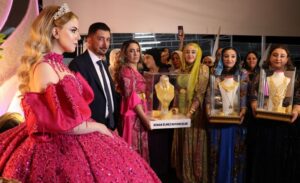 Van’da aşiret üyelerinin düğün törenine gelin ve damada takılan para