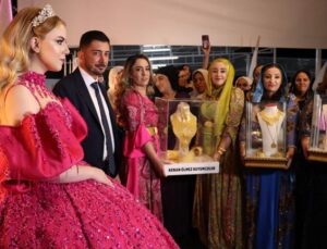 Vanlı çifti altın ve paraya boğdular! Banka kasası değil aşiret düğünü