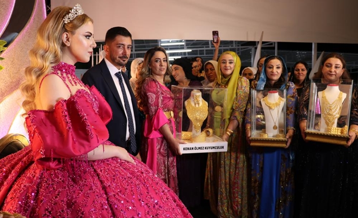 Van’da aşiret üyelerinin düğün törenine gelin ve damada takılan para