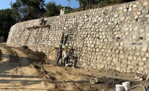 Yüksekova 117. Şube Şefliğinin öncülüğünde yol, kaldırım ve istinat duvarı