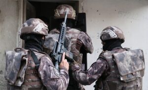 Van’da suçlularla mücadele devam ediyor… Polis ekiplerinin başarılı çalışmalarıyla suçlular