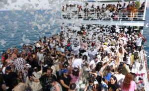 İran ile en uzun sınıra sahip Van’da&nbsp;turist akını yaşanıyor. Eşsiz