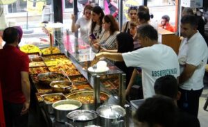 Okulların tatil olması hasebiyle her fırsatta Van’a gelen İranlı turistler