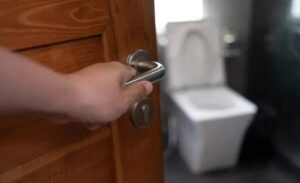 Tuvalet kapıları çoğu yerde içe doğru açılır. Bu durum çoğu kişi