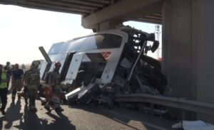 Ankara’nın Polatlı ilçesinde yolcu otobüsü köprünün ayağına saplanması sonucu meydana