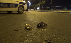 Şanlıurfa’nın Eyyübiye ilçesinde kontrolden çıkan 1 araç, yol kenarındaki insanların